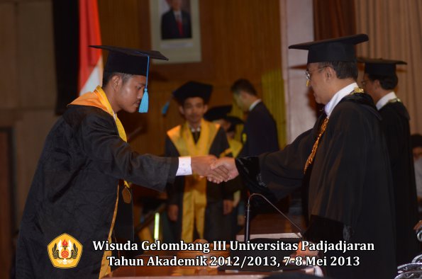 wisuda-unpad-gel-iii-ta-2012_2013-fakultas-ilmu-budaya-oleh-rektor-060