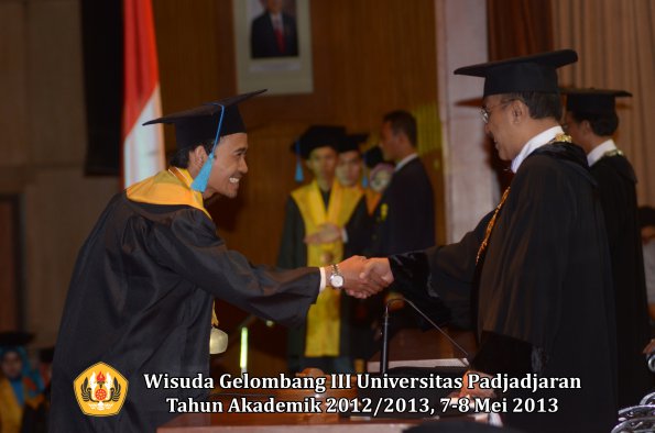 wisuda-unpad-gel-iii-ta-2012_2013-fakultas-ilmu-budaya-oleh-rektor-061