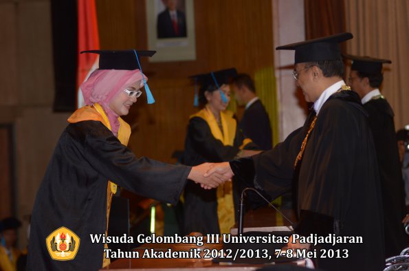 wisuda-unpad-gel-iii-ta-2012_2013-fakultas-ilmu-budaya-oleh-rektor-064