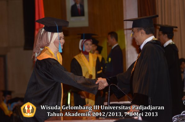 wisuda-unpad-gel-iii-ta-2012_2013-fakultas-ilmu-budaya-oleh-rektor-071