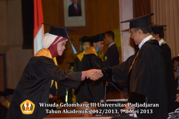wisuda-unpad-gel-iii-ta-2012_2013-fakultas-ilmu-budaya-oleh-rektor-072