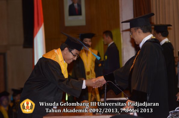 wisuda-unpad-gel-iii-ta-2012_2013-fakultas-ilmu-budaya-oleh-rektor-074