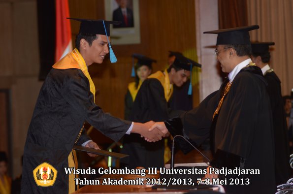 wisuda-unpad-gel-iii-ta-2012_2013-fakultas-ilmu-budaya-oleh-rektor-080