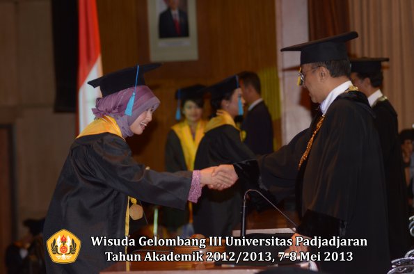 wisuda-unpad-gel-iii-ta-2012_2013-fakultas-ilmu-budaya-oleh-rektor-083