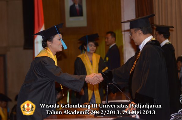 wisuda-unpad-gel-iii-ta-2012_2013-fakultas-ilmu-budaya-oleh-rektor-084