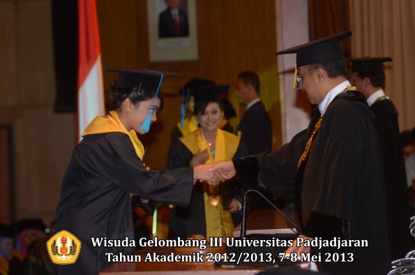 wisuda-unpad-gel-iii-ta-2012_2013-fakultas-ilmu-budaya-oleh-rektor-085