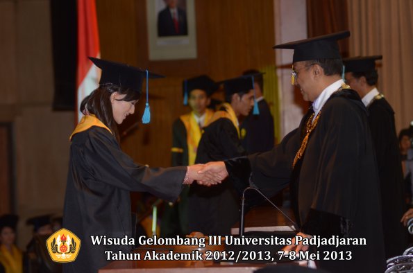 wisuda-unpad-gel-iii-ta-2012_2013-fakultas-ilmu-budaya-oleh-rektor-089