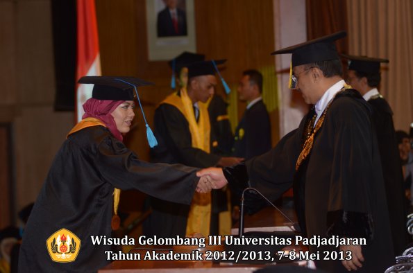 wisuda-unpad-gel-iii-ta-2012_2013-fakultas-ilmu-budaya-oleh-rektor-098