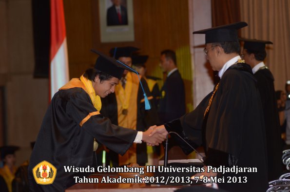 wisuda-unpad-gel-iii-ta-2012_2013-fakultas-ilmu-budaya-oleh-rektor-101