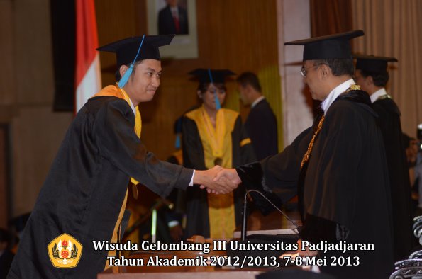 wisuda-unpad-gel-iii-ta-2012_2013-fakultas-ilmu-budaya-oleh-rektor-102