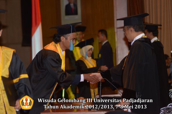 wisuda-unpad-gel-iii-ta-2012_2013-fakultas-ilmu-budaya-oleh-rektor-105