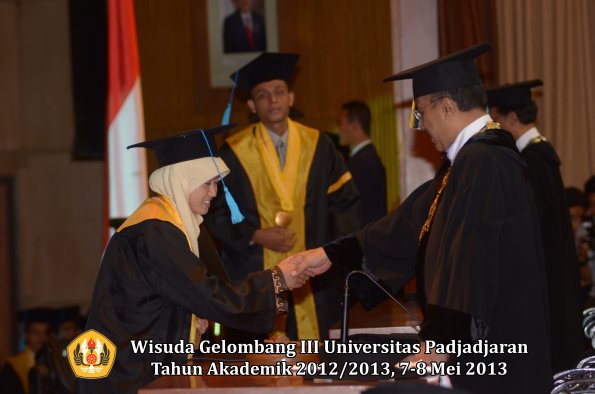 wisuda-unpad-gel-iii-ta-2012_2013-fakultas-ilmu-budaya-oleh-rektor-106