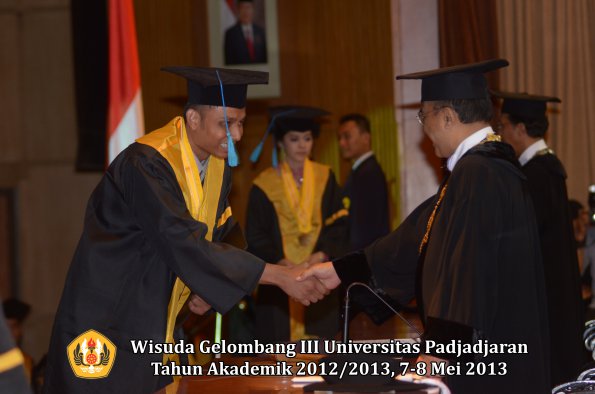 wisuda-unpad-gel-iii-ta-2012_2013-fakultas-ilmu-budaya-oleh-rektor-107