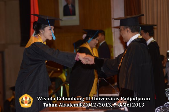 wisuda-unpad-gel-iii-ta-2012_2013-fakultas-ilmu-budaya-oleh-rektor-108