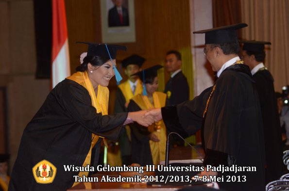 wisuda-unpad-gel-iii-ta-2012_2013-fakultas-ilmu-budaya-oleh-rektor-109