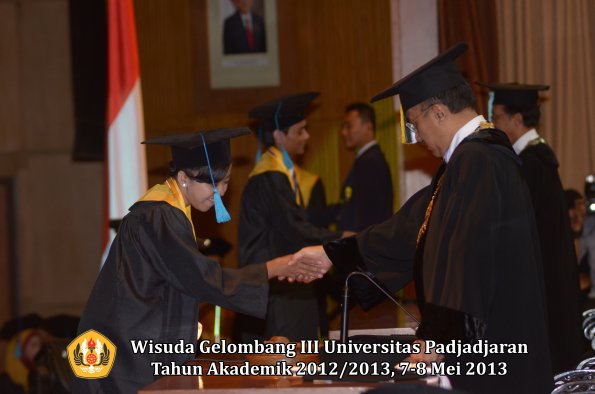 wisuda-unpad-gel-iii-ta-2012_2013-fakultas-ilmu-budaya-oleh-rektor-110