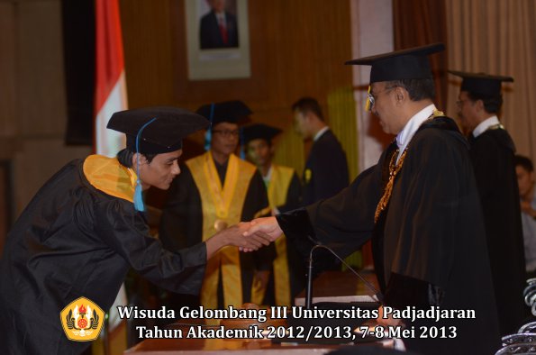 wisuda-unpad-gel-iii-ta-2012_2013-fakultas-ilmu-budaya-oleh-rektor-111