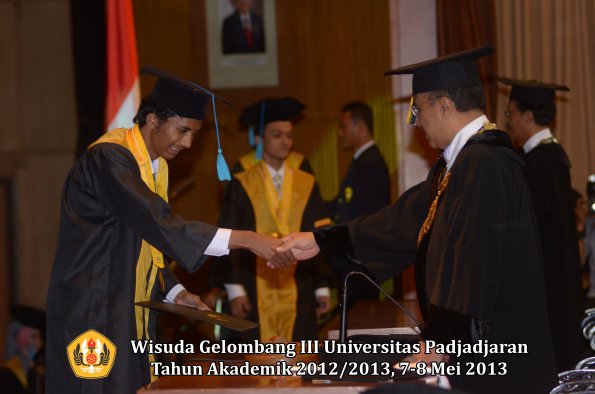 wisuda-unpad-gel-iii-ta-2012_2013-fakultas-ilmu-budaya-oleh-rektor-113