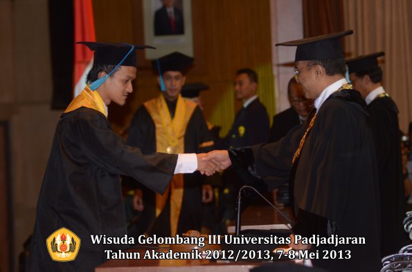 wisuda-unpad-gel-iii-ta-2012_2013-fakultas-ilmu-budaya-oleh-rektor-114