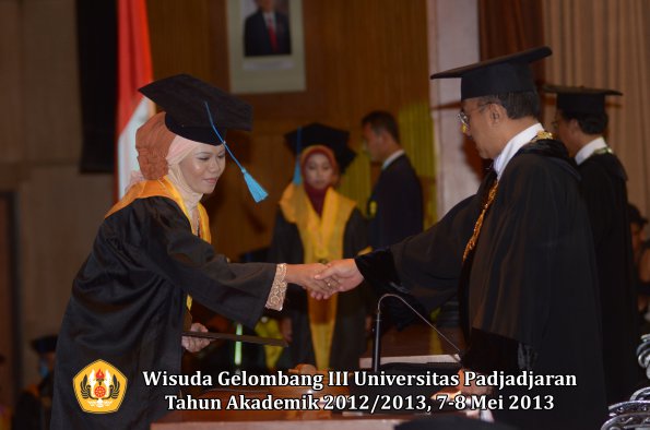 wisuda-unpad-gel-iii-ta-2012_2013-fakultas-ilmu-budaya-oleh-rektor-116