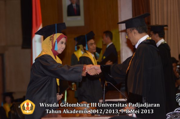 wisuda-unpad-gel-iii-ta-2012_2013-fakultas-ilmu-budaya-oleh-rektor-117