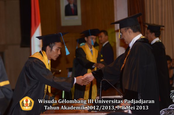 wisuda-unpad-gel-iii-ta-2012_2013-fakultas-ilmu-budaya-oleh-rektor-118