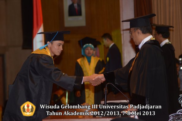 wisuda-unpad-gel-iii-ta-2012_2013-fakultas-ilmu-budaya-oleh-rektor-119