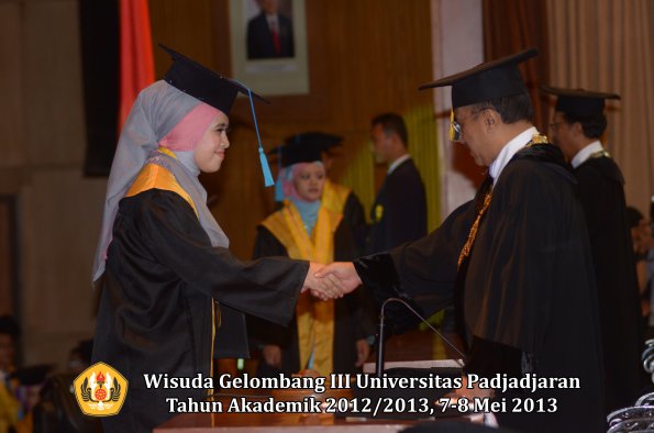 wisuda-unpad-gel-iii-ta-2012_2013-fakultas-ilmu-budaya-oleh-rektor-121