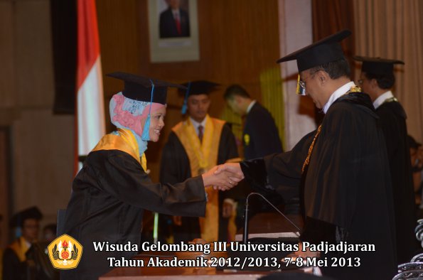 wisuda-unpad-gel-iii-ta-2012_2013-fakultas-ilmu-budaya-oleh-rektor-122