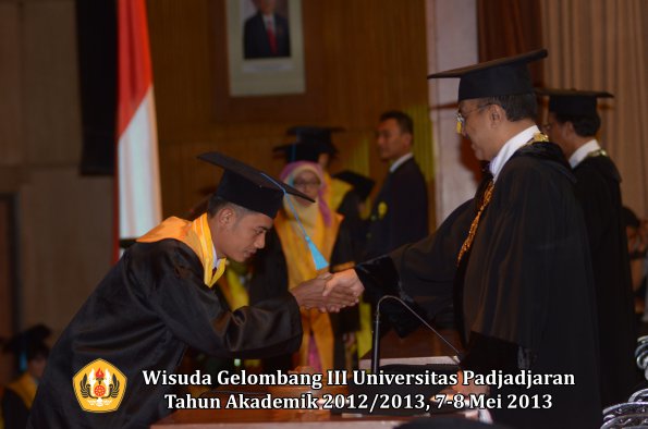 wisuda-unpad-gel-iii-ta-2012_2013-fakultas-ilmu-budaya-oleh-rektor-123