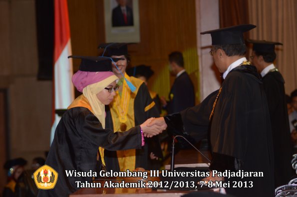 wisuda-unpad-gel-iii-ta-2012_2013-fakultas-ilmu-budaya-oleh-rektor-124