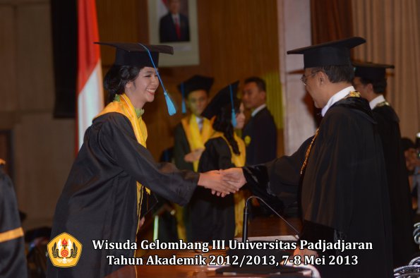 wisuda-unpad-gel-iii-ta-2012_2013-fakultas-ilmu-budaya-oleh-rektor-125