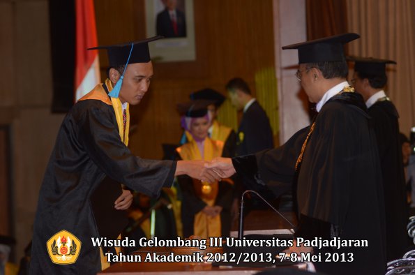 wisuda-unpad-gel-iii-ta-2012_2013-fakultas-ilmu-budaya-oleh-rektor-127