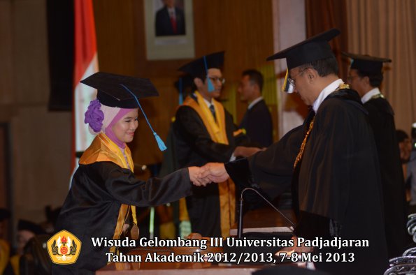 wisuda-unpad-gel-iii-ta-2012_2013-fakultas-ilmu-budaya-oleh-rektor-128