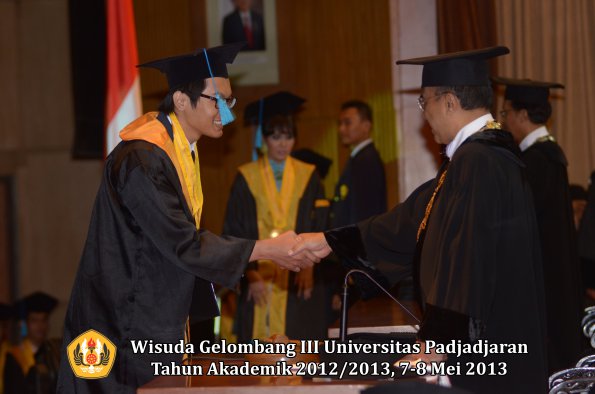 wisuda-unpad-gel-iii-ta-2012_2013-fakultas-ilmu-budaya-oleh-rektor-129