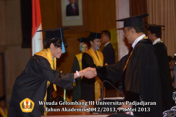 wisuda-unpad-gel-iii-ta-2012_2013-fakultas-ilmu-budaya-oleh-rektor-130