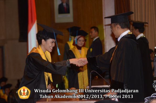 wisuda-unpad-gel-iii-ta-2012_2013-fakultas-ilmu-budaya-oleh-rektor-131