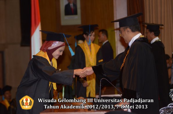 wisuda-unpad-gel-iii-ta-2012_2013-fakultas-ilmu-budaya-oleh-rektor-132