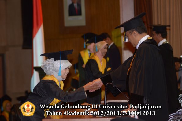 wisuda-unpad-gel-iii-ta-2012_2013-fakultas-ilmu-budaya-oleh-rektor-135