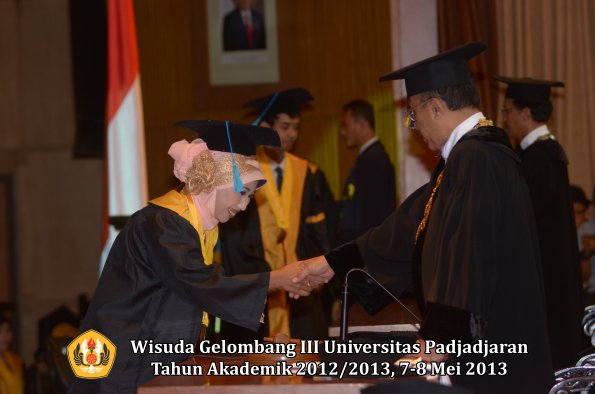 wisuda-unpad-gel-iii-ta-2012_2013-fakultas-ilmu-budaya-oleh-rektor-136