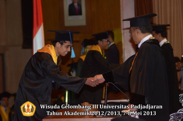 wisuda-unpad-gel-iii-ta-2012_2013-fakultas-ilmu-budaya-oleh-rektor-137