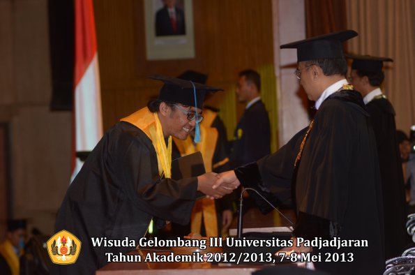 wisuda-unpad-gel-iii-ta-2012_2013-fakultas-ilmu-budaya-oleh-rektor-138