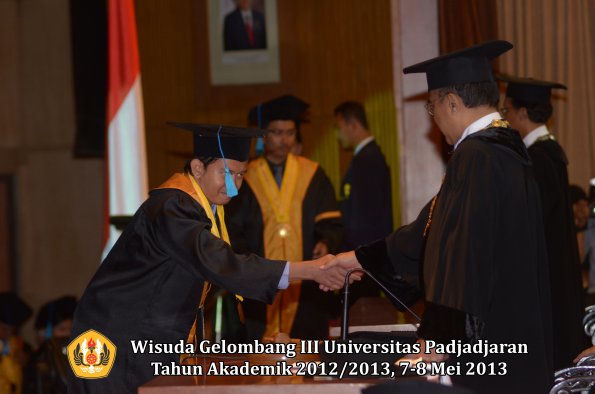 wisuda-unpad-gel-iii-ta-2012_2013-fakultas-ilmu-budaya-oleh-rektor-139