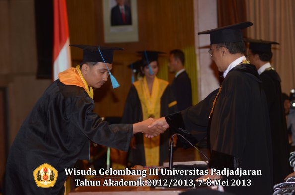 wisuda-unpad-gel-iii-ta-2012_2013-fakultas-ilmu-budaya-oleh-rektor-140