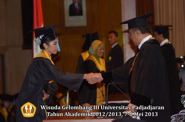 wisuda-unpad-gel-iii-ta-2012_2013-fakultas-ilmu-budaya-oleh-rektor-142