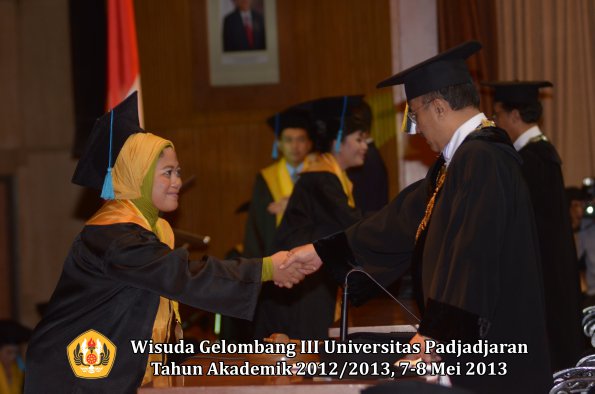 wisuda-unpad-gel-iii-ta-2012_2013-fakultas-ilmu-budaya-oleh-rektor-143