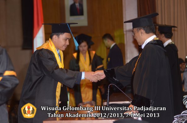 wisuda-unpad-gel-iii-ta-2012_2013-fakultas-ilmu-budaya-oleh-rektor-145