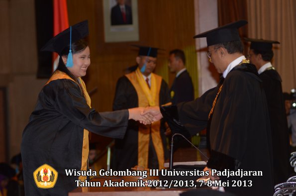 wisuda-unpad-gel-iii-ta-2012_2013-fakultas-ilmu-budaya-oleh-rektor-146