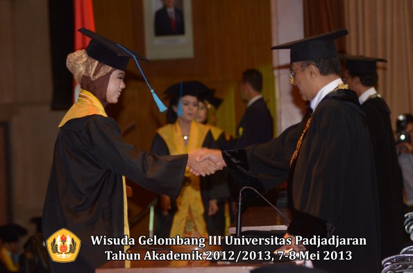 wisuda-unpad-gel-iii-ta-2012_2013-fakultas-ilmu-budaya-oleh-rektor-150