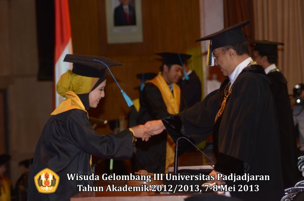 wisuda-unpad-gel-iii-ta-2012_2013-fakultas-ilmu-budaya-oleh-rektor-152